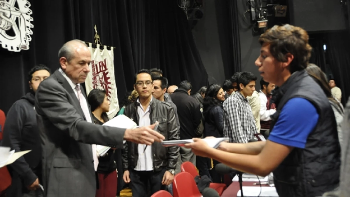 El director del IPN Enrique Fernández Fassnacht (izquierda) recibe los acuerdos a los que se llegó con estudiantes para reanudar clases