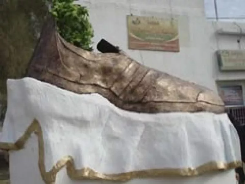 Muntazer al-Zaidi lanzó sus zapatos contra el expresidentes estadounidense y hoy es reconocido. (Foto: Reuters)