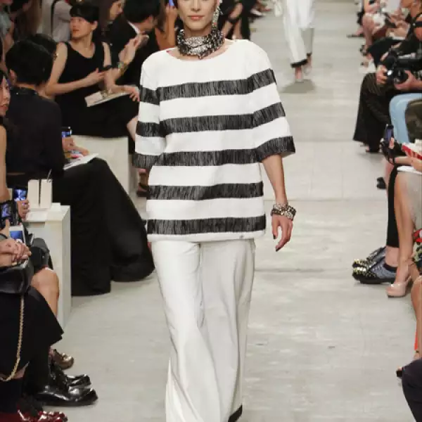Chanel propone conjuntos en blanco con motivos a rayas confeccionados en piel.