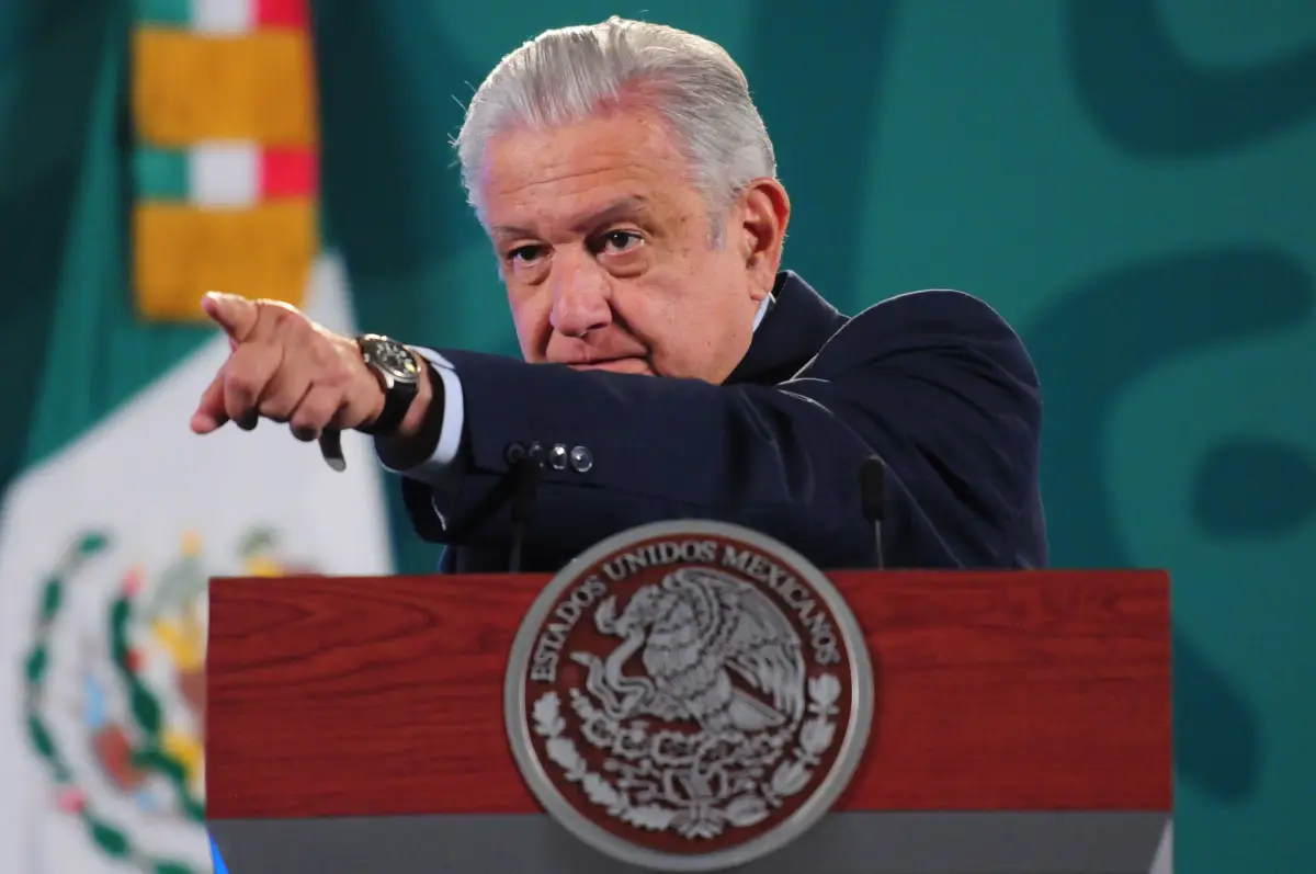 Andrés Manuel López Obrador, presidente de México, señala a un reportero durante la conferencia mañanera.
