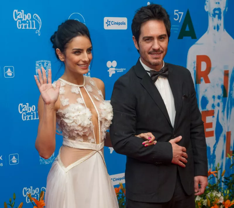 Por medio de sus redes sociales la actriz, muy molesta, expresó su sentir al ver que “borraron” a su novio de una entrevista que le hicieron a ella durante los premios Ariel.