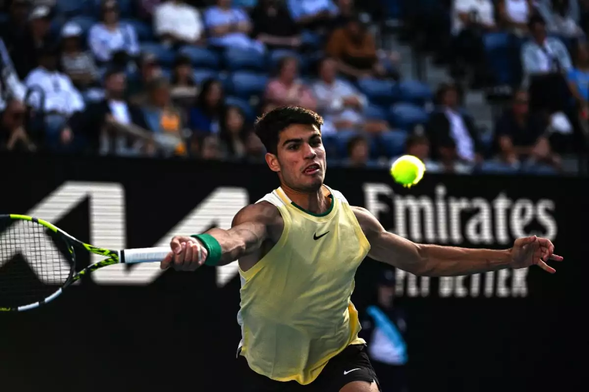 Foto de Carlos Alcaraz jugando tenis en Australia.