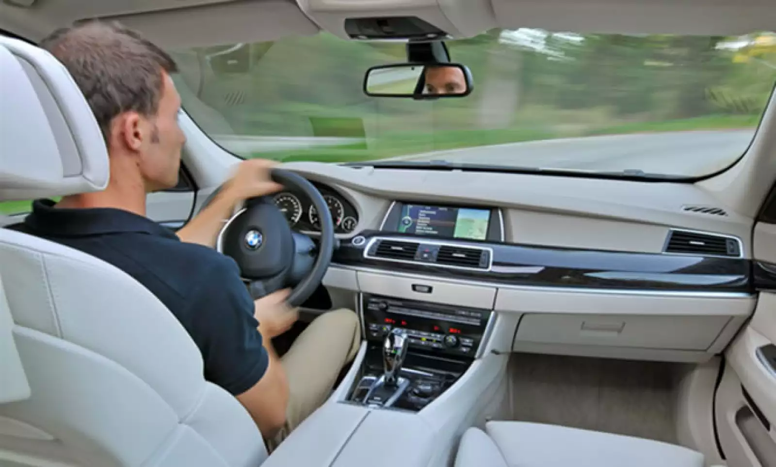 El equipo incluye el sistema de mando BMW iDrive con pantalla de 10.2 pulgadas, tablero de instrumentos con tecnología Black-Panel y climatizador automático.