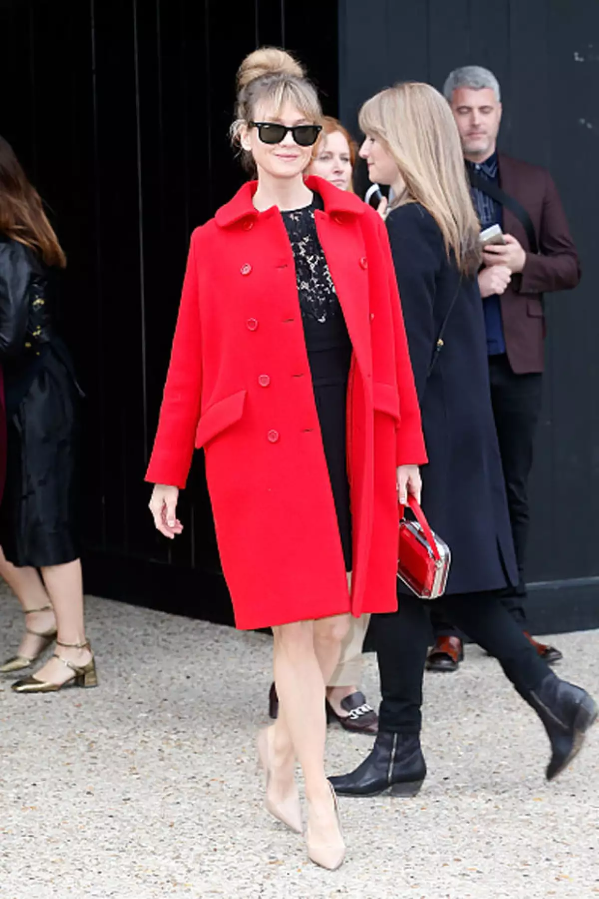 La artista lució irreconocible con lentes oscuros a su salid del desfile.