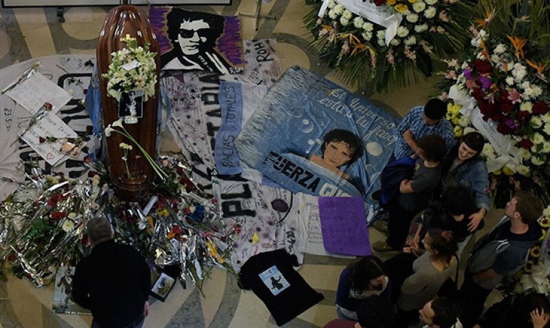 Miles de personas se dieron cita en la Legislatura de Buenos Aires para despedir al ícono del rock.