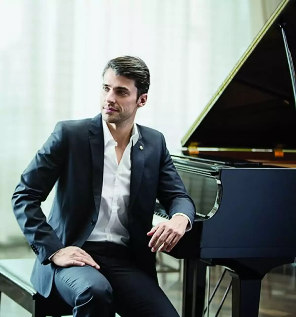 Debutó en el Carnegie Hall, es maestro en el Conservatorio de Lausanne, Suiza, y su carrera va en ascenso. Pero lo realmente importante para él es cambiarle la vida a los niños a través de la música.