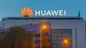 Logo iluminado del gigante de la tecnología chino, Huawei, sobre un edificio de oficinas. 