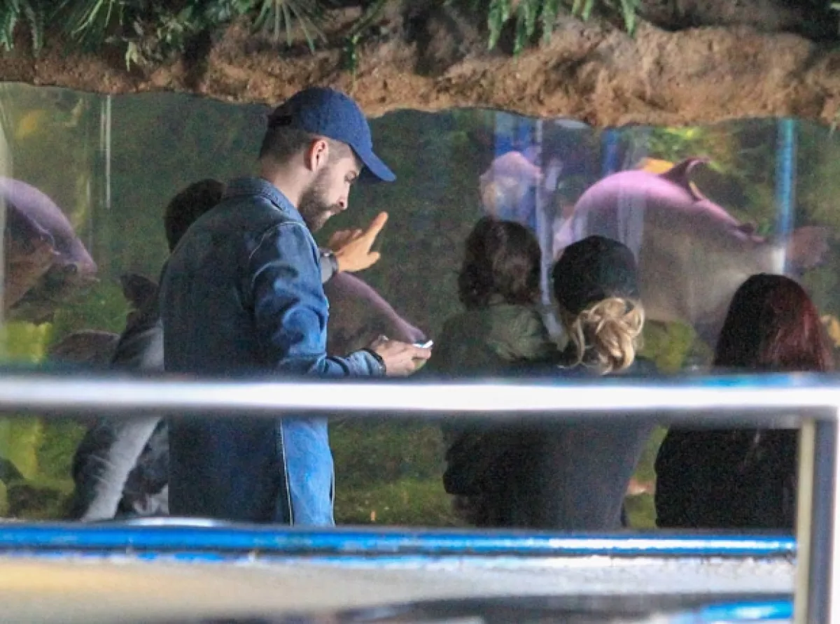Madre e hijo mostraban curiosidad en las vitrinas del acuario.
