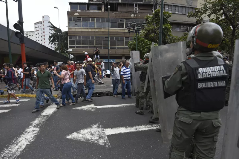 Un grupo de venezolanos se manifestó cerca del palacio presidencial ante la falta de alimentos en el país.