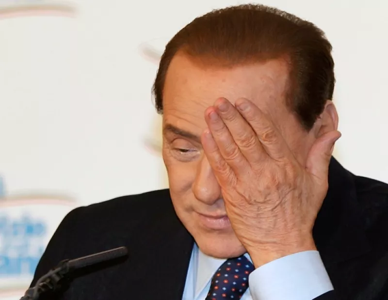 El Primer Ministro italiano sostuvo conversaciones telefónicas con personas que están involucradas en el caso de prostitución de menores, del cual es acusado.