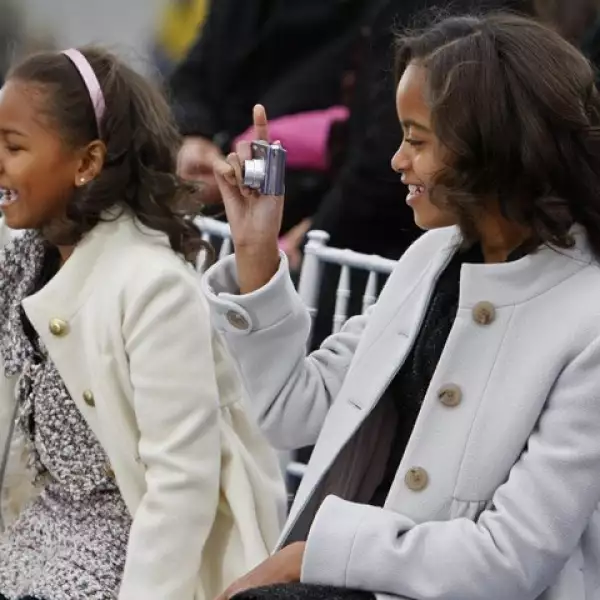 Un día antes, el 19 de enero, Malia y Sasha disfrutaron de su particular fiesta de investidura al asistir a un concierto en el que cantaron y bailaron al son de canciones de Miley Cyrus y los Jonas Brothers.
