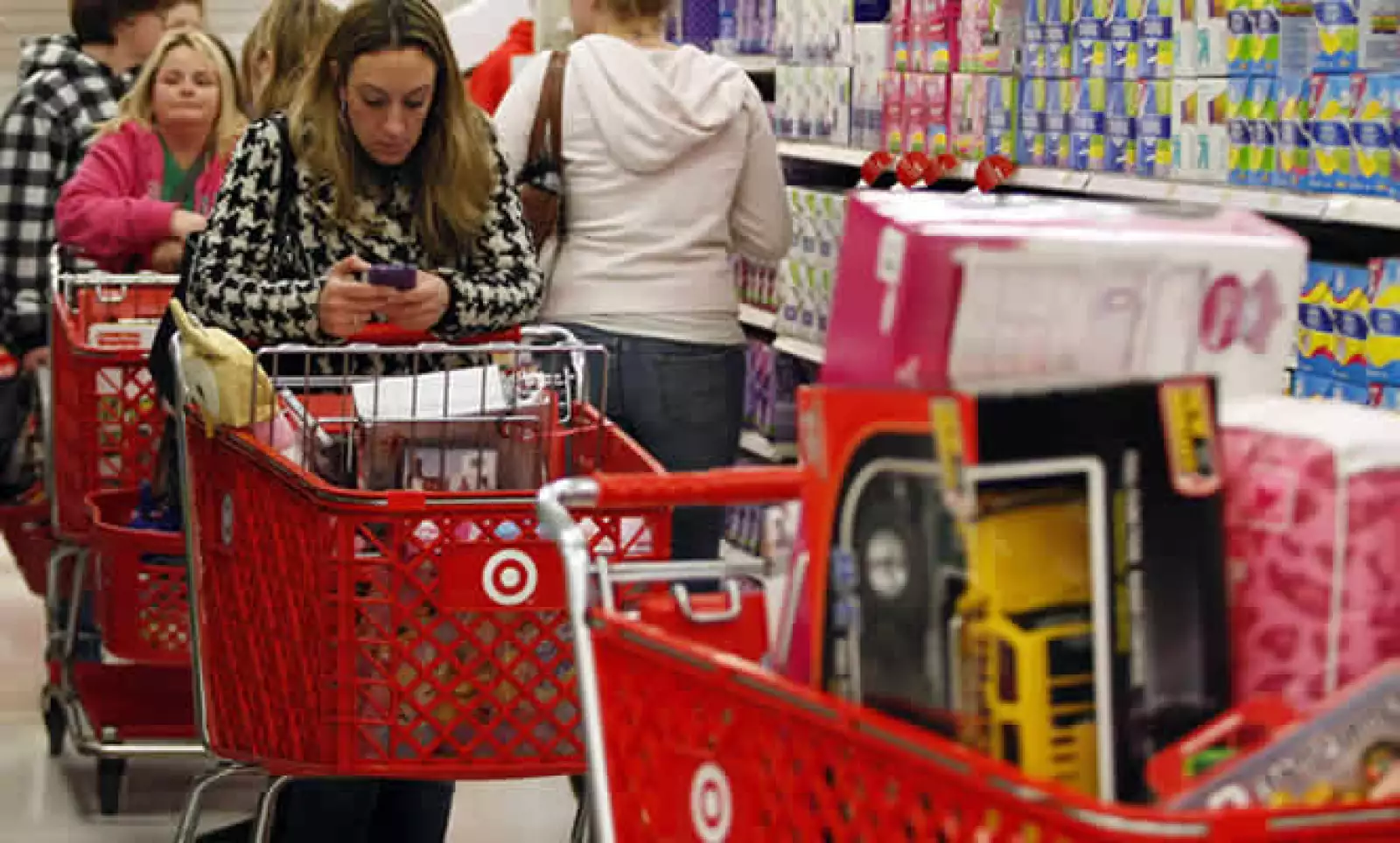 Pero fuera la jornada en general se reporta tranquila, mientras miles de compradores se agolpan en las grandes tiendas.