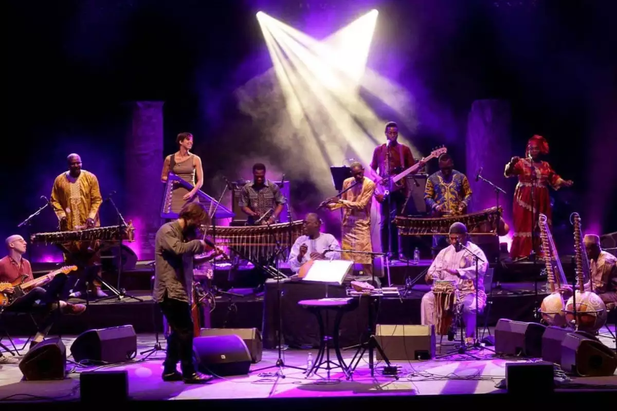 Foto del proyecto Africa Express, liderado y cocreado por el artista Damon Albarn.