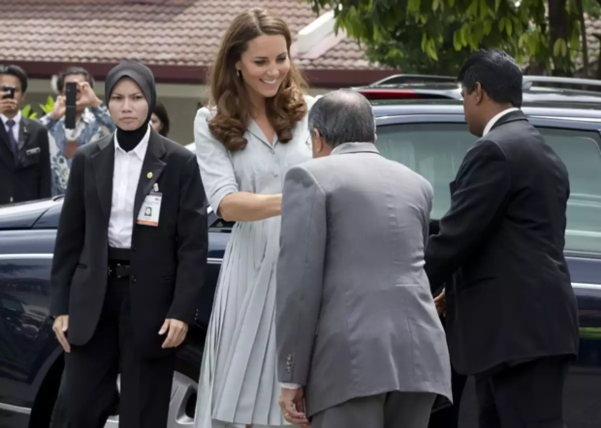 Aunque no es la primera vez que la Duquesa de Cambridge toma el micrófono, sí es la primera que lo hace fuera de Gran Bretaña y lo hizo durante su visita a un hospicio en Malasia.
