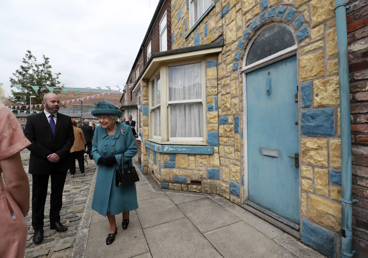 Isabel II paseó por las fachadas de las casas que salen en la telenovela.