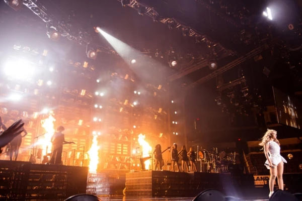 Su show estuvo lleno de luz.