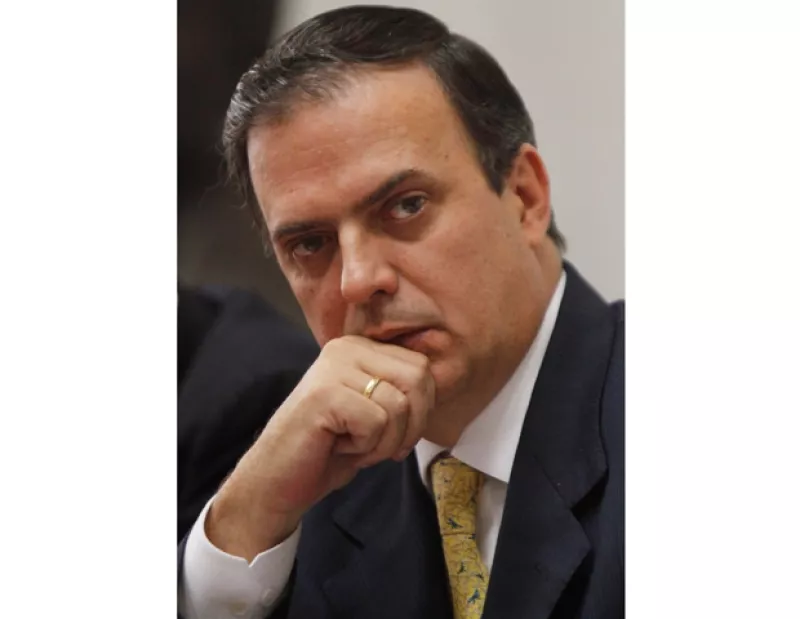 Si Marcelo Ebrard pudiera describir su situación actual, como en Facebook, fácilmente podría hacerlo con una sola palabra: "complicada".