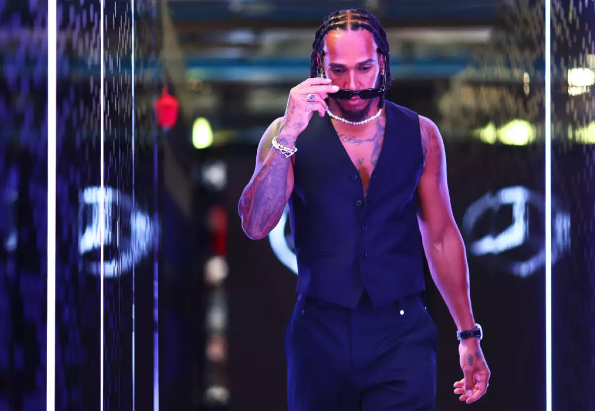 Foto de Lewis Hamilton vestido con pantalón de vestir y chaleco a juego.