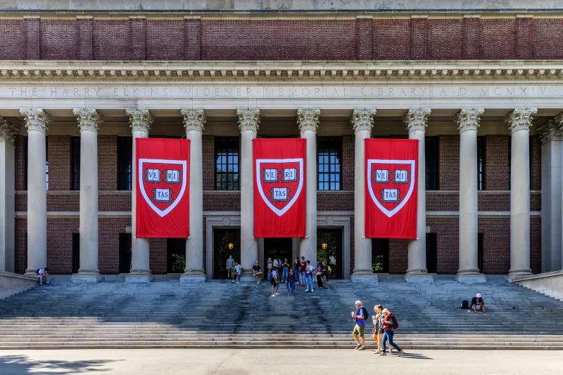 Harvard violó derechos civiles de estudiantes judíos, acusa Trump