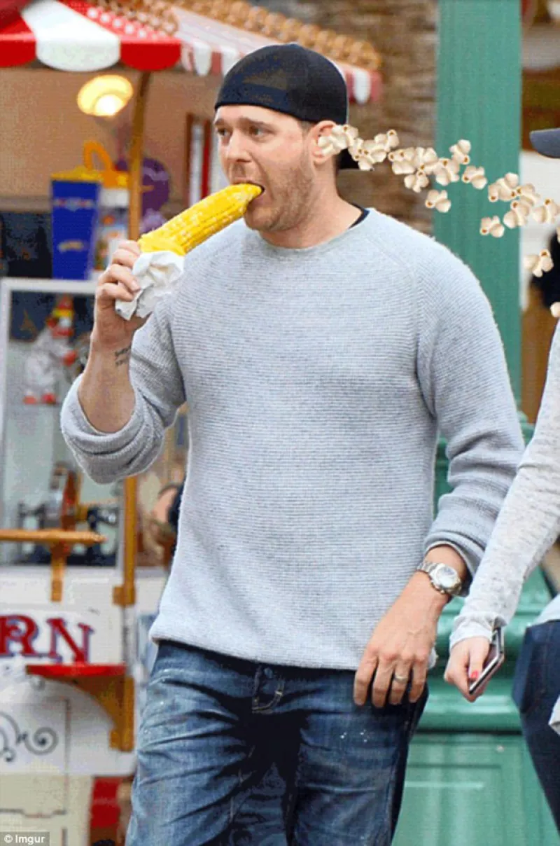 Una foto del cantante comiendo un elote de una forma poco común, hizo que los usuarios de Internet respondieran con un sinfín de memes.