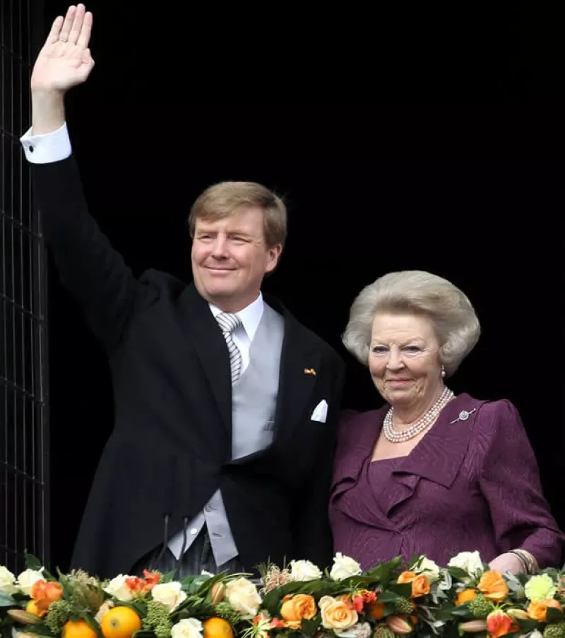 Hoy por la mañana, Guillermo Alejandro se convirtió en el nuevo monarca de Holanda, ovacionado por su pueblo y acompañado por su madre, la princesa Beatriz, y su esposa, la reina Máxima.