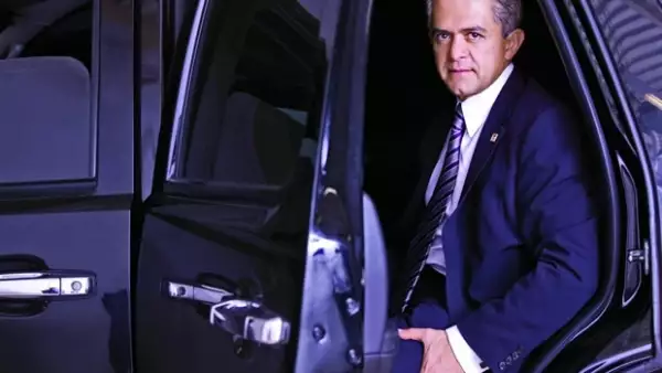 El actor mexicano declaró abiertamente en Twitter que respaldará al candidato del PRD para ganar la jefatura del Distrito Federal.