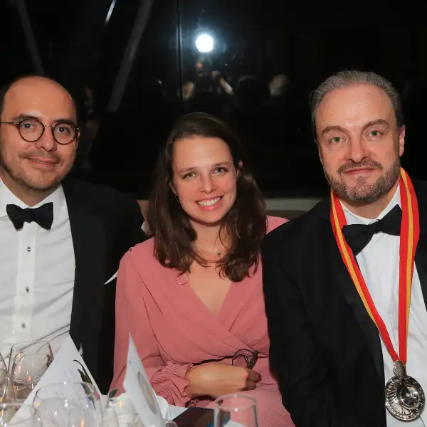 Luis y Tatiana Garcia con Juan Acra