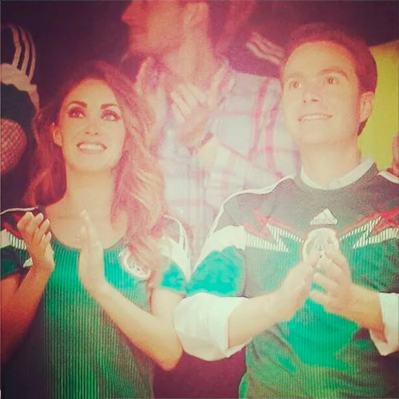 Los futuros esposos asistieron al encuentro de anoche entre la Selección Mexicana y Honduras, siendo esta su primera aparición en pareja tras hacer público su compromiso de boda.