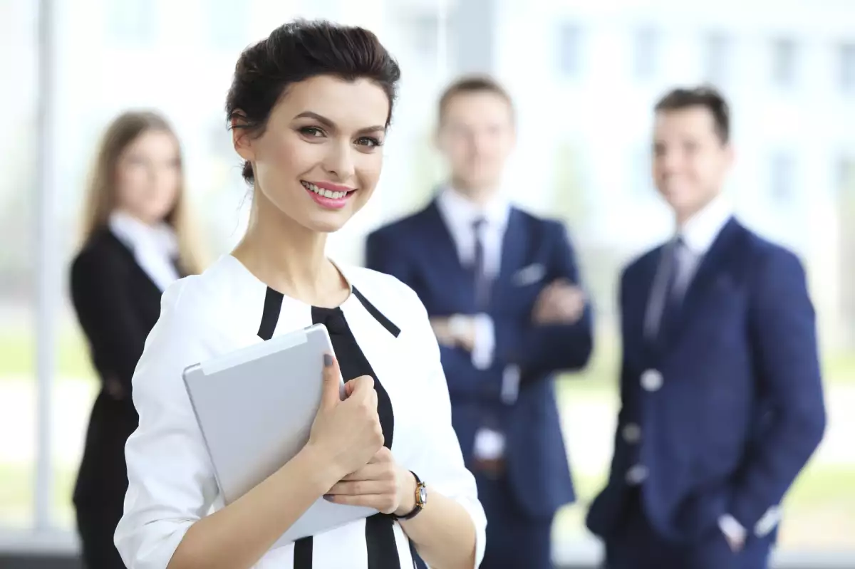 Se deben concentrar esfuerzos para crear puestos de trabajo en las industrias que contratan a un menor número de mujeres como el sector manufactura y los servicios empresariales.