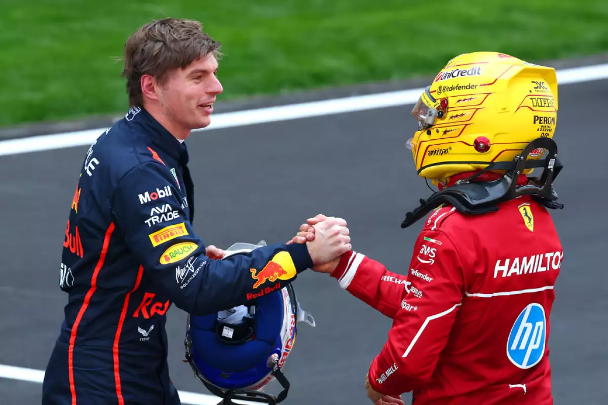Foto de Max Verstappen con uniforme de Red Bull dándole la mano a Lewis Hamilton con uniforme de Ferrari