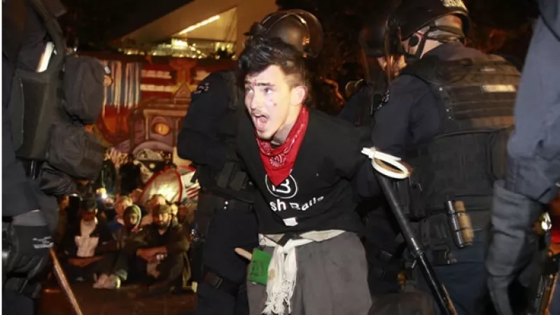 La policía desaloja a indignados de Los Angeles