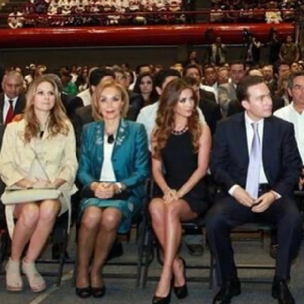 Anahí acompañando a la familia del gobernador de Chiapas.