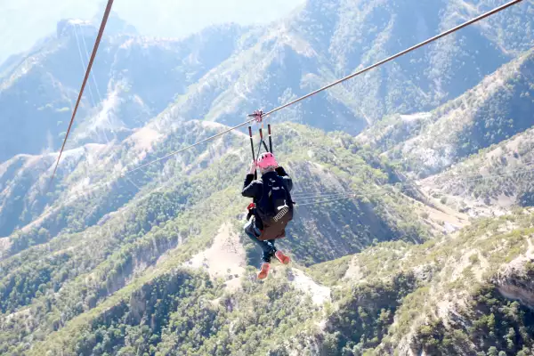 Barrancas del Cobre, vista desde el zip rider más largo del mundo, con 2550 metros