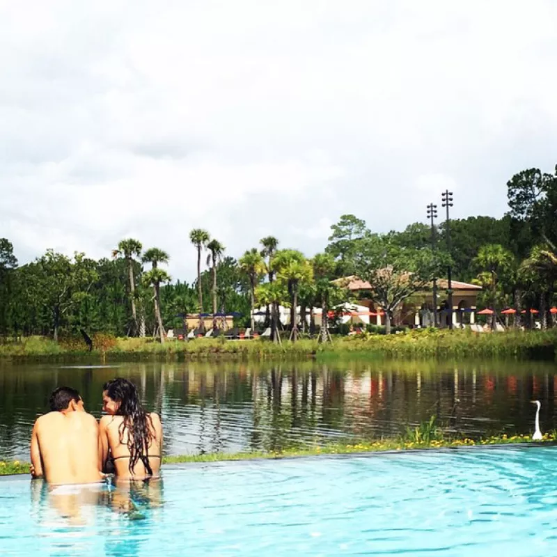 La guapa conductora española publicó una fotografía con su novio, el futbolista mexicano, en la que expresa su amor, a pesar de la distancia.