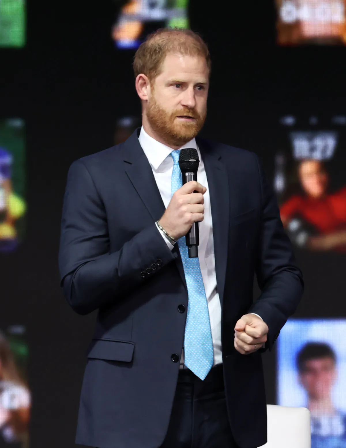 El príncipe Harry bromea después del fallo de su telemprompter mientras pronunciaba un discurso sobre los riesgos de la Inteligencia Artificial