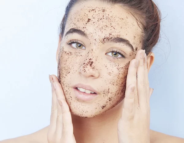 Exfoliarse es muy importante para mantener la salud de la piel. Hazlo de una a dos veces por semana.