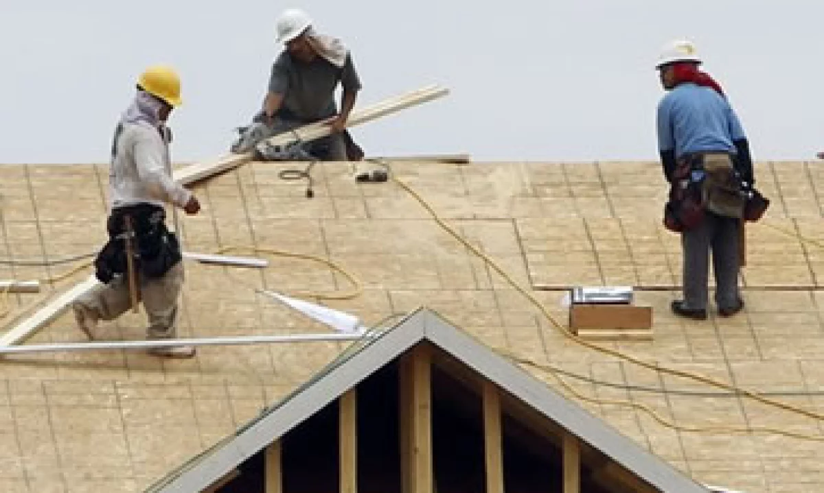 Analistas esperaban que los inicios de construcciones de casas se ubicaran en 575,000 unidades. (Foto: AP)
