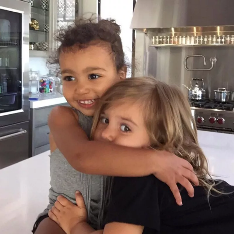 Las pequeñas hijas de Kim y Kourtney Kardashian fueron captadas en video por Kylie, jugando a ser como ella y su hermana Kendall.