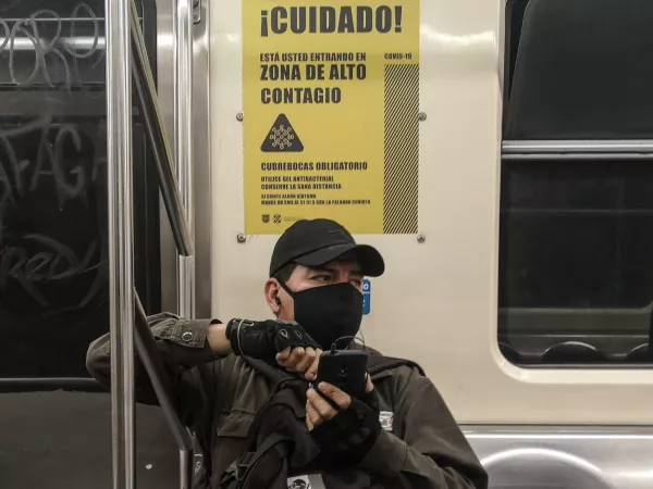 En vagones y en algunas estaciones de la línea 2 del Sistema de Transporte Colectivo (STC) Metro, fueron colocados los letreros de: zona de alto contagio, los cuales invitan a los usuarios a seguir con mayor importancia las medidas de prevención para evitar la propagación de Coronavirus (Covid-19).