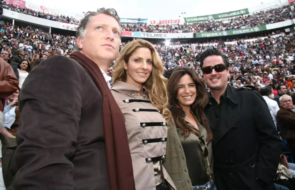En febrero, Elías y Marcela asistieron a la Plaza de Toros México con sus amigos Lina Botero y Ricardo Barroso.