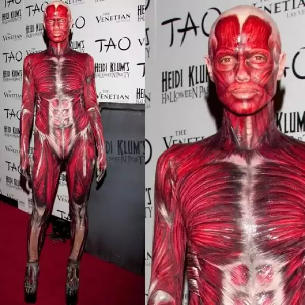 La modelo lució un disfraz de un cuerpo humano sin piel durante su fiesta en Las Vegas.