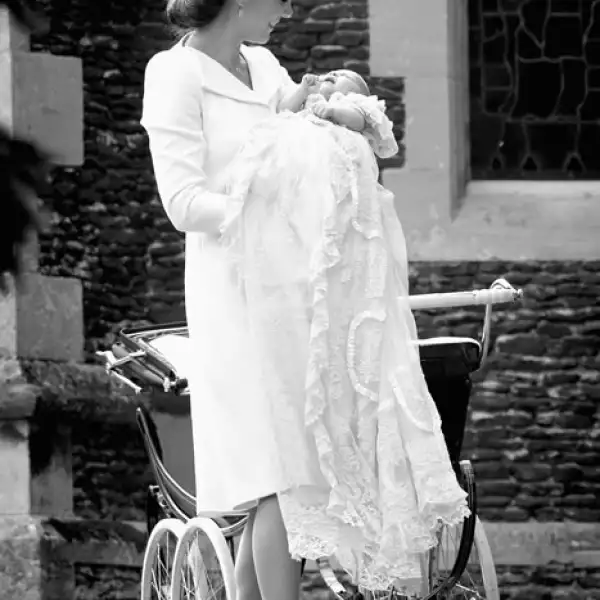 Kate Middleton posa con la princesa Charlotte el día de su bautizo en la iglesia de Santa María Magdalena en Sandringham, mismo lugar donde fue bautizada Lady Di.