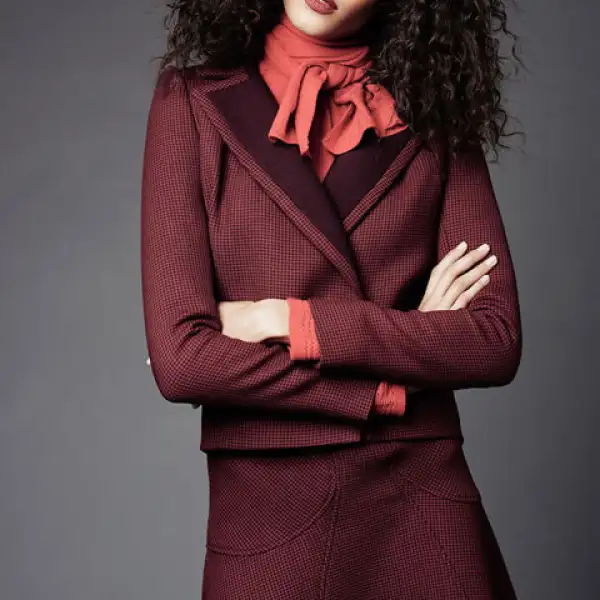 Zac Posen complementa el color con prendas en coral.