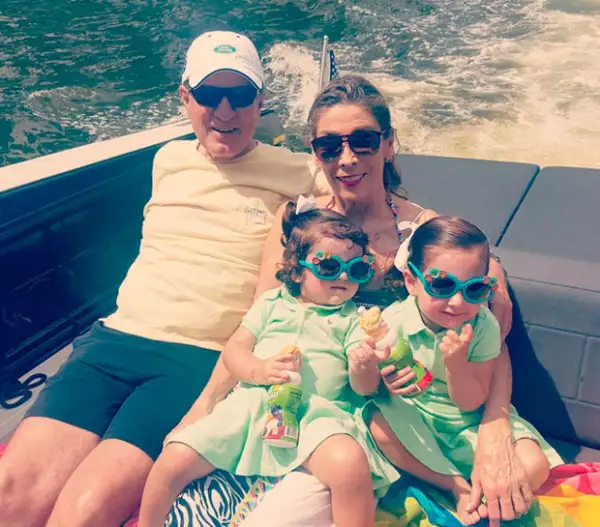 Los padres de Jacky la acompañaron a ella y a su familia en su reciente viaje a Florida.