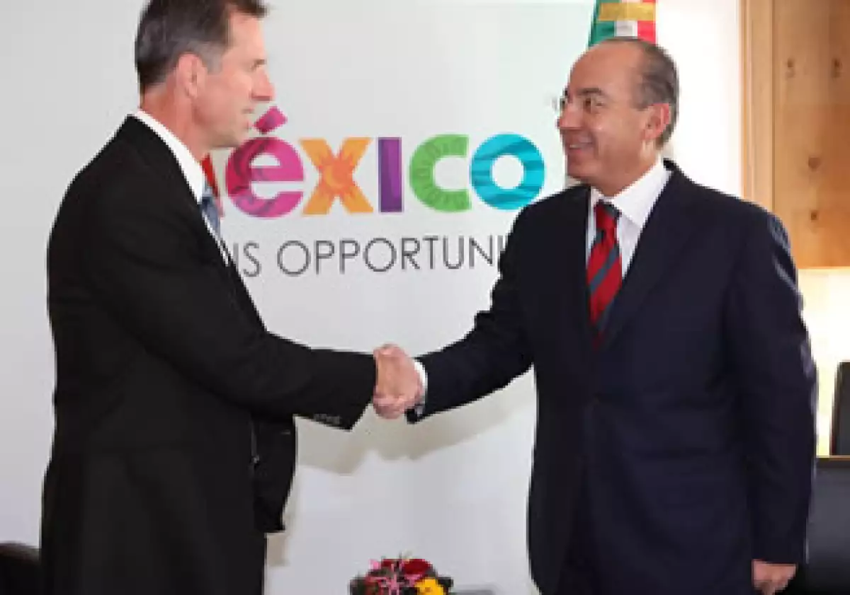 El presidente ejecutivo de Magna International, Don J. Walker (der) y el presidente de México, Felipe Calderón (izq). (Foto: Notimex)