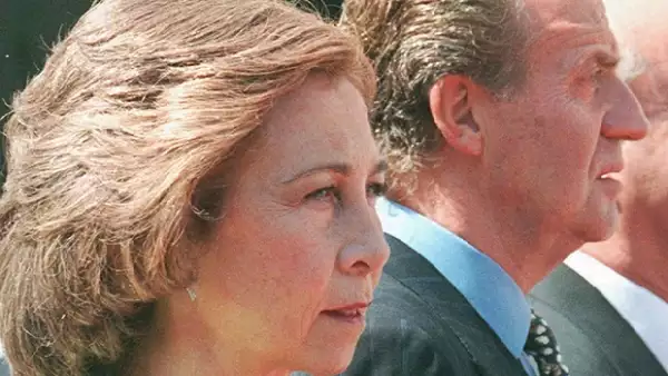Algunos personajes reales se han visto envueltos en escándalos amorosos fuera del matrimonio, como hoy le sucede al Rey Juan Carlos. Aquì te presentamos los casos más sonados.