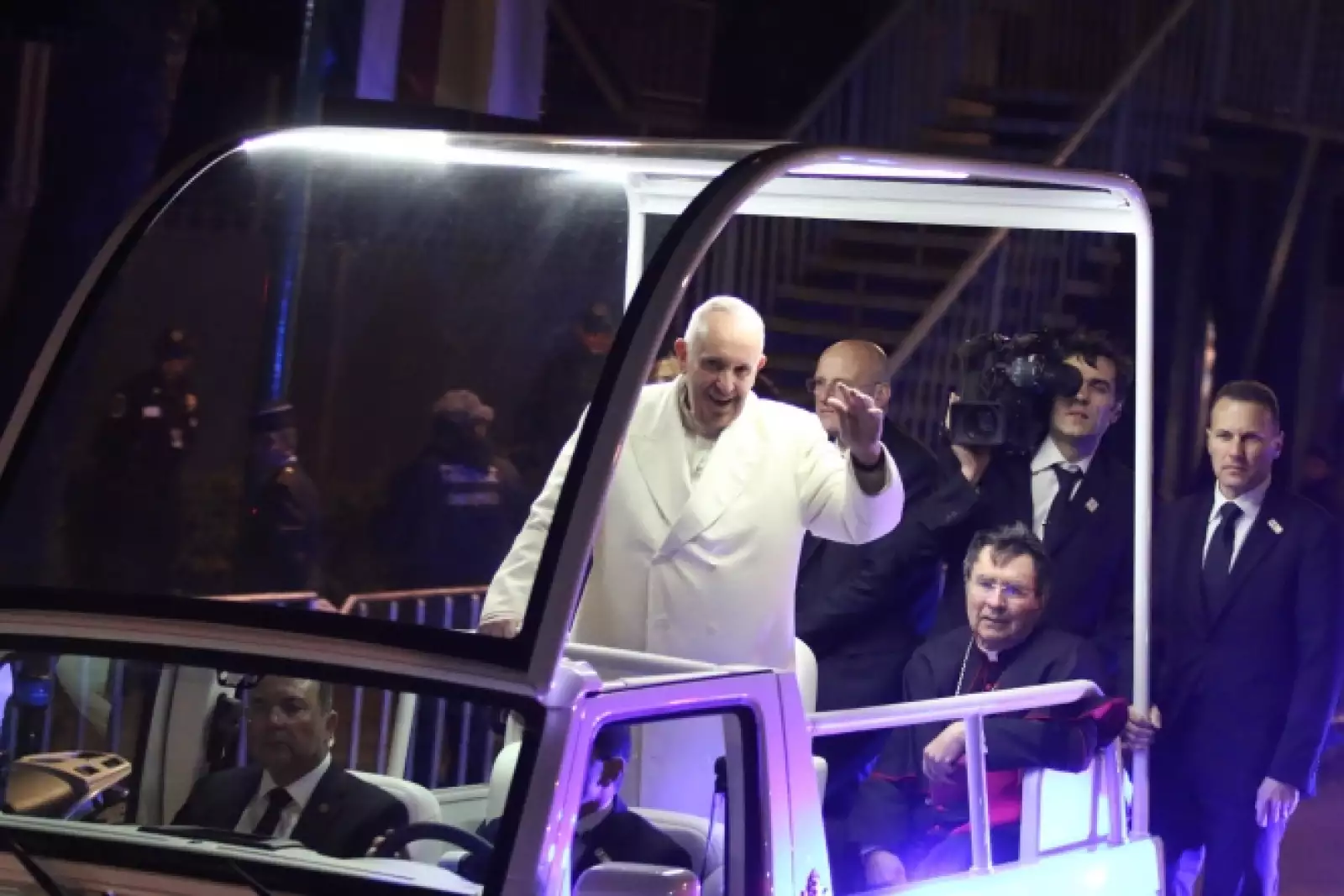 El papa recorrió 19 kilómetros hasta la Nunciatura Apostólica en los que saludó a cientos de fieles.
