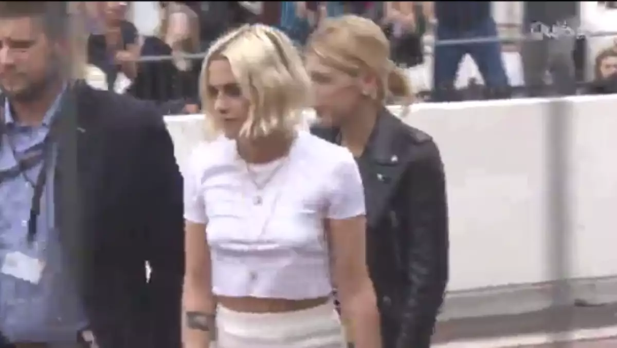 Las nuevas musas de Woody Allen brillaron con looks super sexys en la premiere de su película Café Society en la Costa Azul. K-Stew irreconocible.