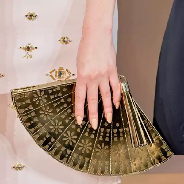Kate Spade recuerda sus noches flamencas con su bolsa en forma de abanico.