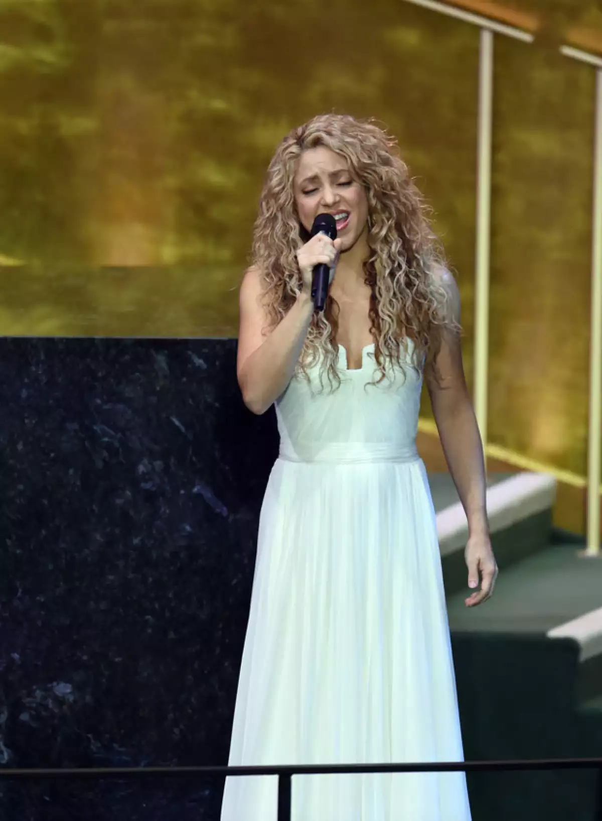Con un look natural, Shakira intentó hacer conciencia sobre la mejora del mundo para ofrecerle un mejor porvenir a los niños.